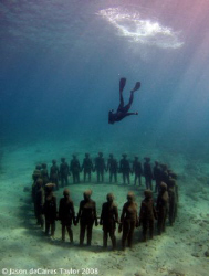 Divemaster Gary, free dives down to the vicissitudes stat... by Jason Decaires Taylor 